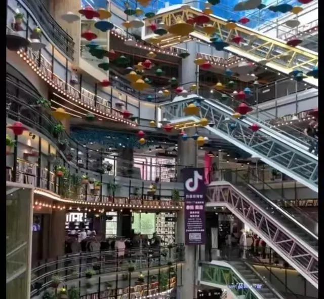 呼和浩特这家商场卖“仿名牌”，商场工作人员：并不觉得有问题