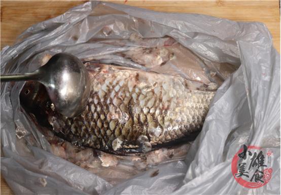 原来刮鱼鳞只用一个“塑料袋”，鱼鳞不乱飞溅，刮得又干净又快
