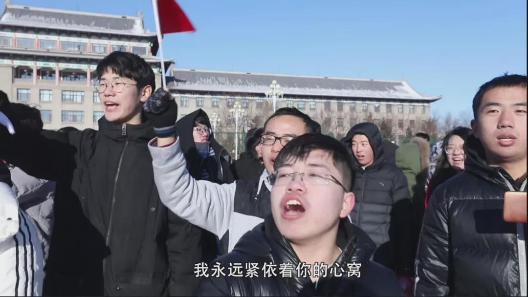 高校操场雪景,高校雪地双航母