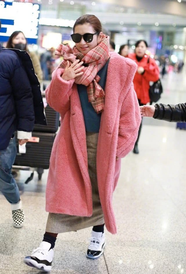 迪丽热巴同款泰迪熊粉色大衣 (明星红色泰迪熊大衣潮酷个性搭配)