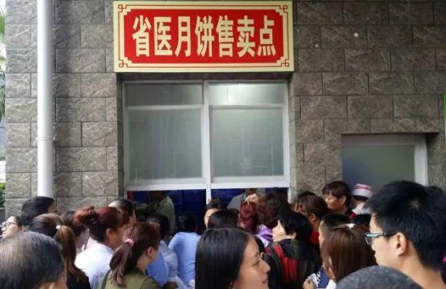 金秋月饼官方旗舰店直播,中秋月饼礼盒火热预定中