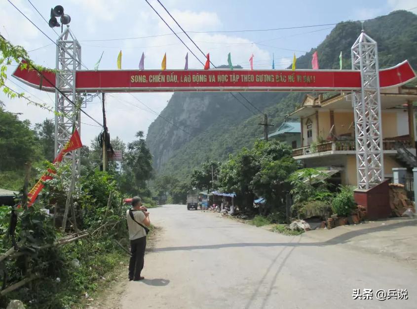 越南老兵重回当年战斗过的洞穴 (越南老兵回忆丛林战争)