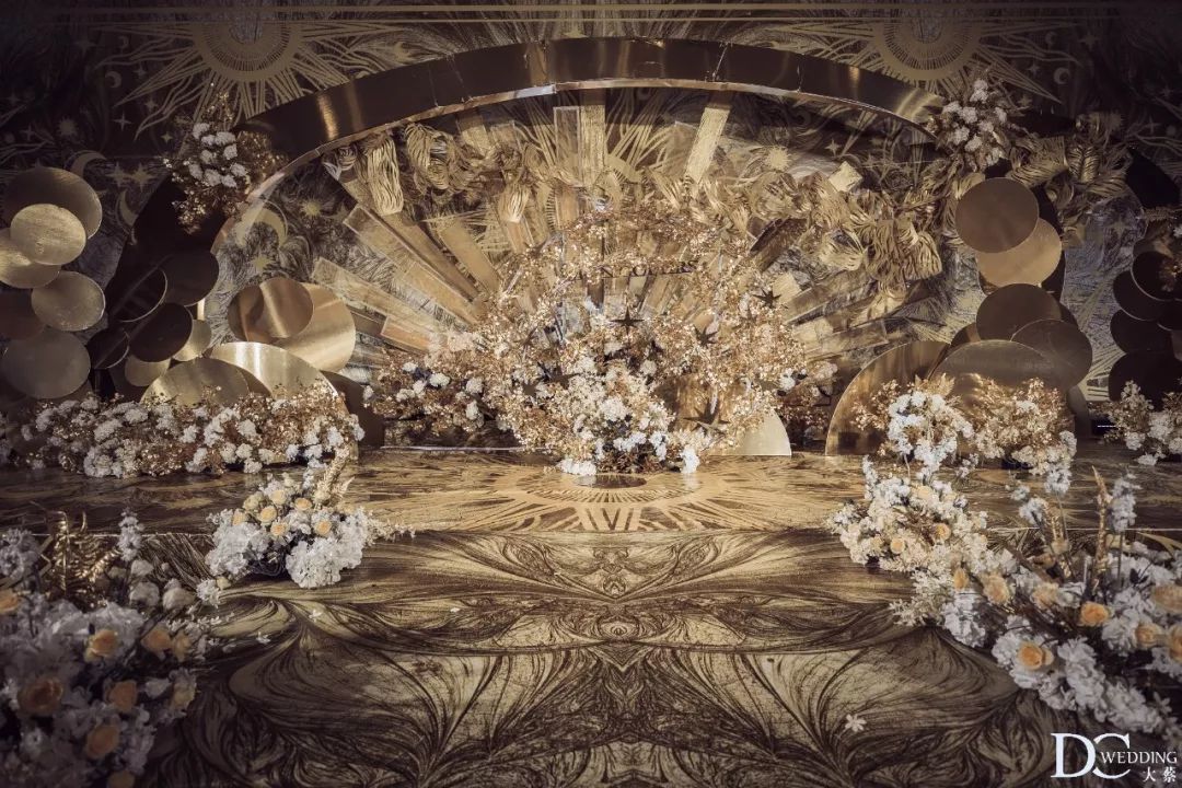 香槟金宫廷婚礼布置现场,香槟色中式婚礼震撼现场