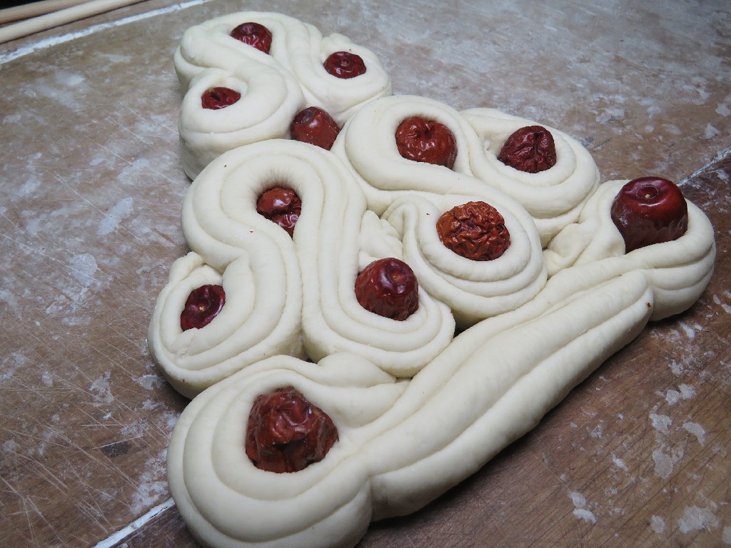 面粉别再烙饼和蒸馒头了,家里有面粉可以这样做红枣馒头