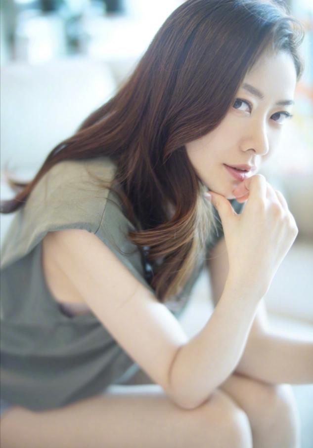 熊黛林穿白衬衫黑色背带裤,熊黛林穿裙子大秀身材