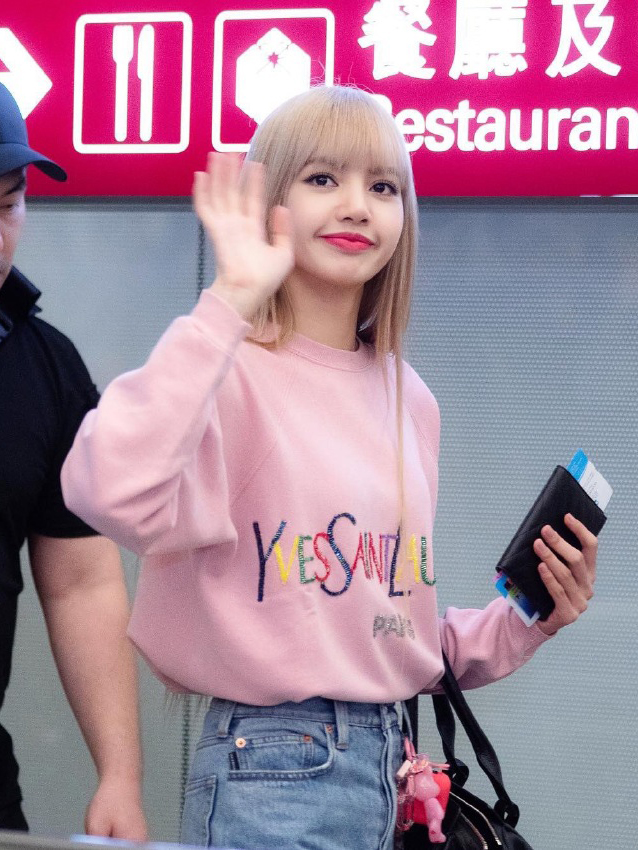 blackpink女团中的蓝色半肩衣,韩国女团blackpink是什么风格