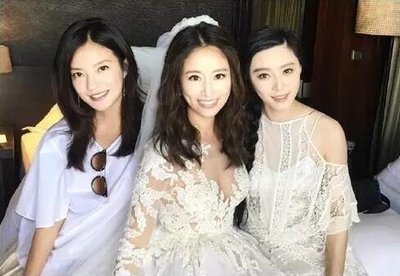 小花妹妹不打马赛克了!抱着邓超的手有点害羞,不笑是因为孙俪