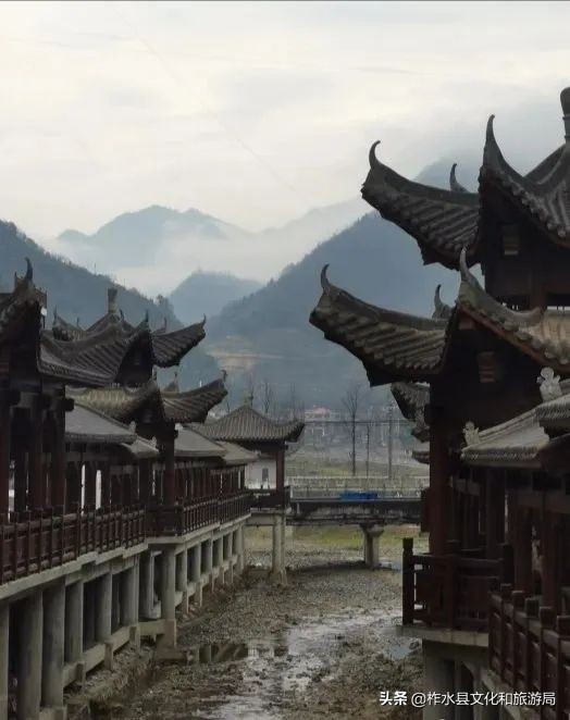 走进凤凰古城歌曲,湘西凤凰古镇