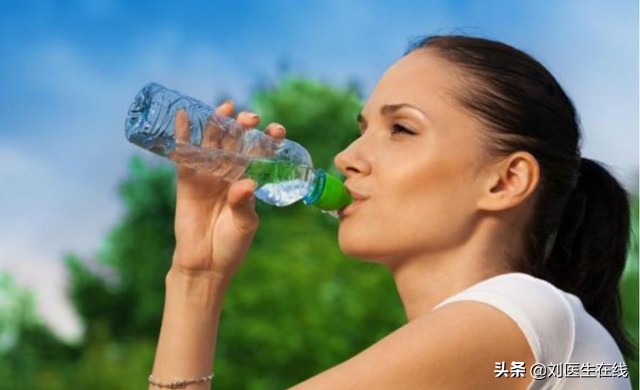 45岁男子胸闷喝藿香正气水“解暑”,其实是急性心梗!病别再搞混