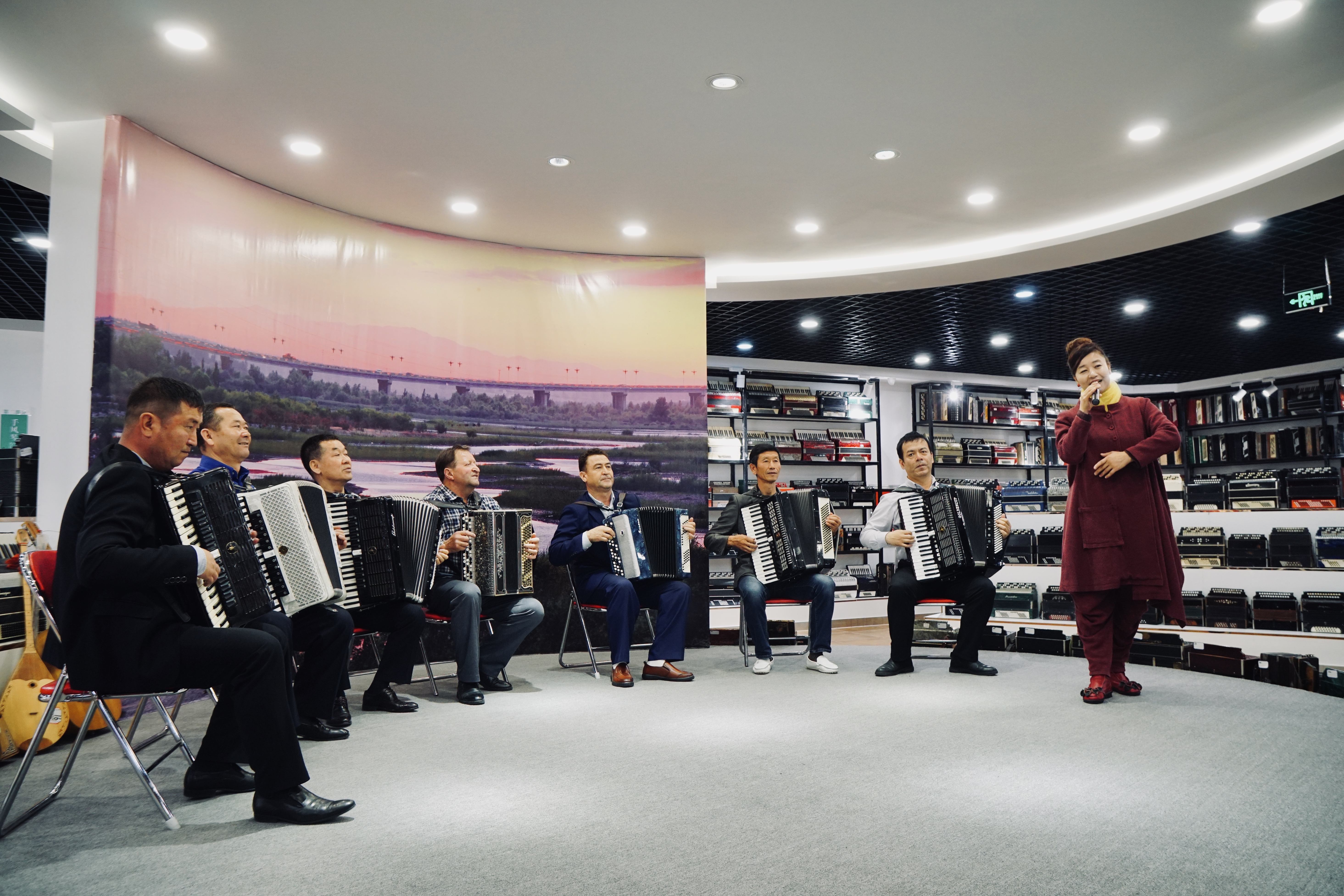 伊犁手风琴歌曲大全100首,新疆伊犁手风琴演奏