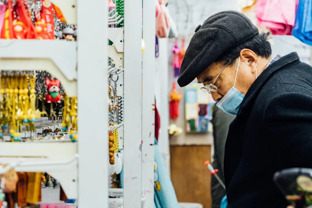 活着的两元店，2块钱能买啥？