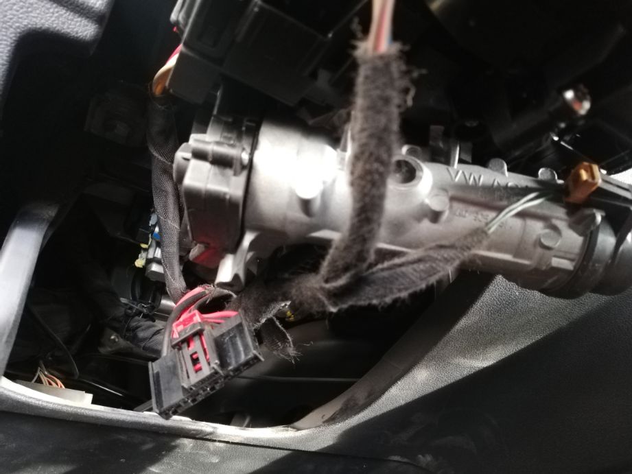 大众启动不了大灯不亮,大众汽车启动显示屏不亮怎么回事