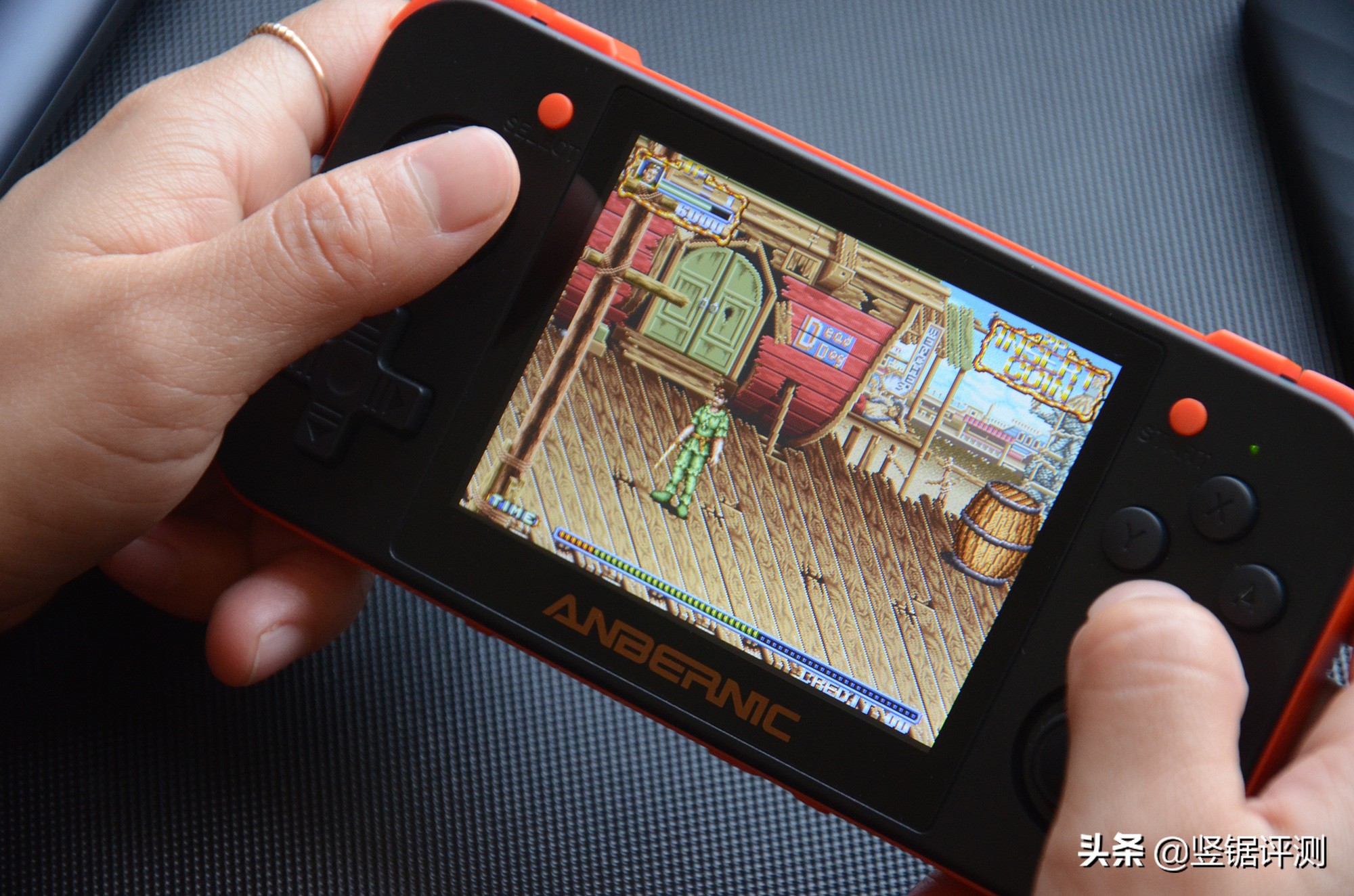 3.5英寸IPS屏，能模拟运行数千款游戏，国产“口袋掌机”评测