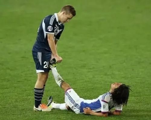 鹿晗踢球什么水平虎扑,鹿晗参加足球问答