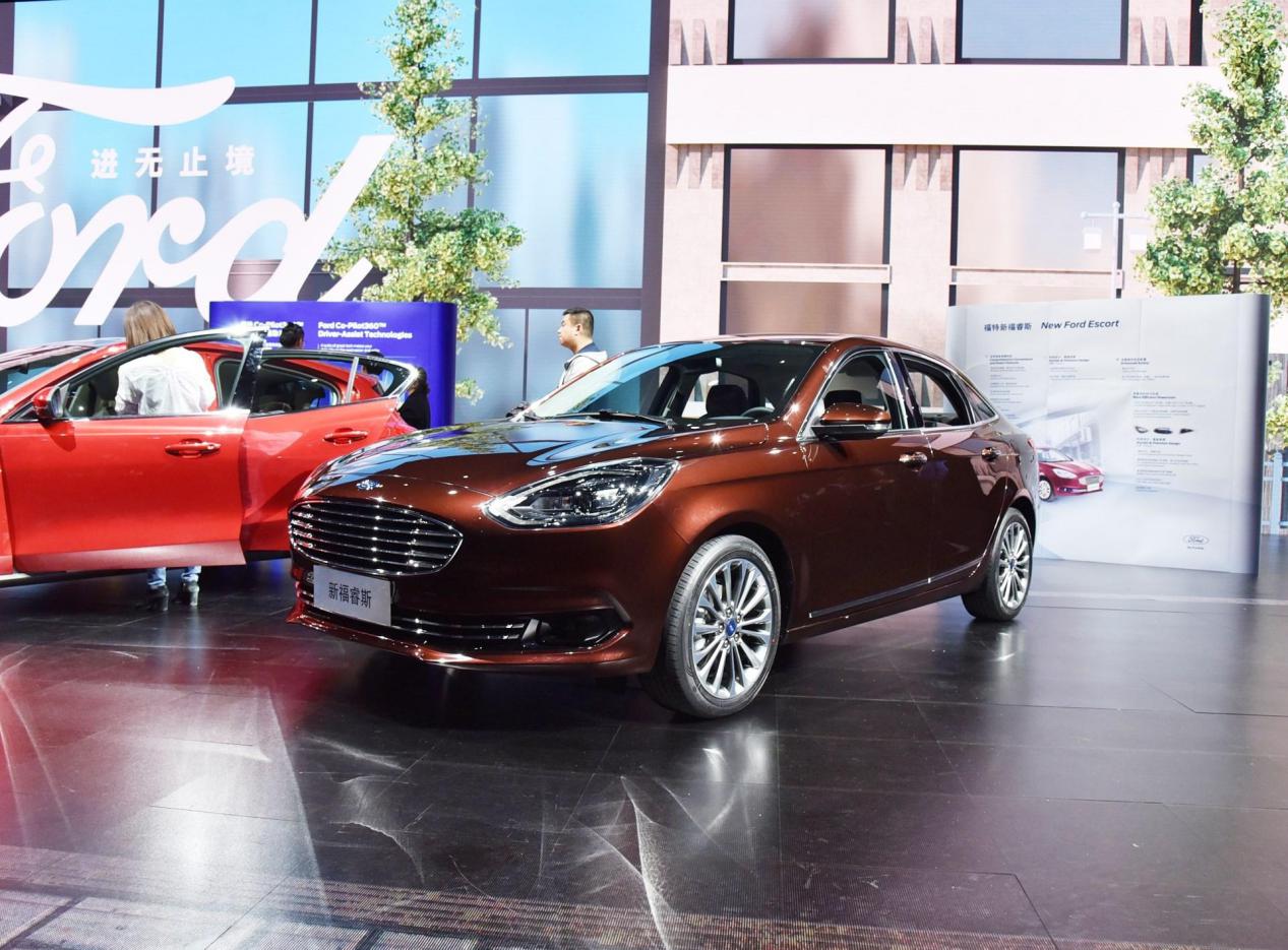 十万级紧凑车型谁的性价比更高,帝豪GL比福睿斯更合适年轻人