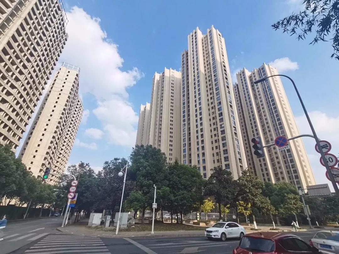 小区烂尾8年业主无奈入住,郑州市烂尾楼业主真实现状