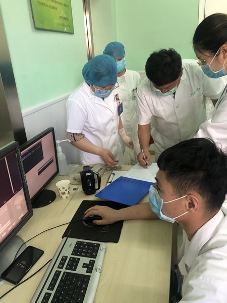 为90岁高龄的老大娘进行缓释库治疗