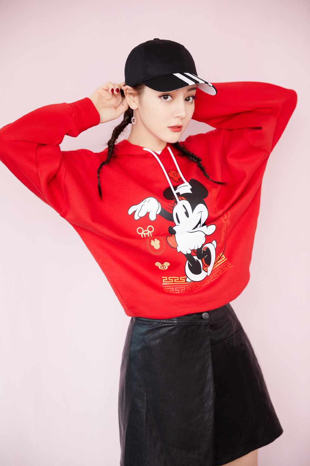 迪丽热巴穿粉色卫衣营造出少女感,迪丽热巴穿红色米老鼠卫衣