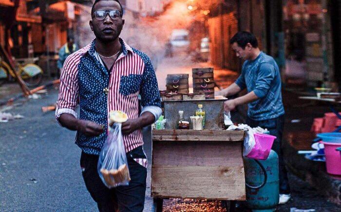 赖在广州不肯走的黑人,都靠什么养活自己?当地人:主要干这些事