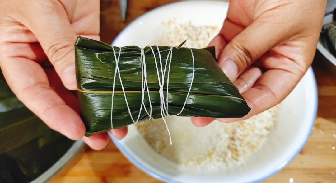 最简单的粽子包法教程,最简单粽子的多种包法