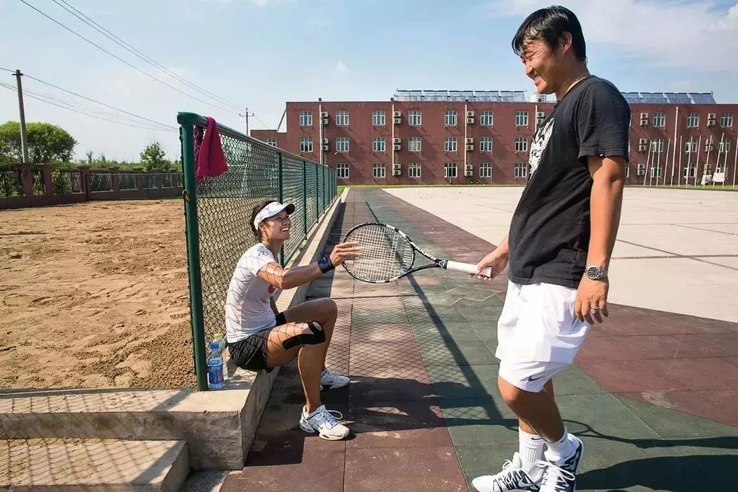 网球名将李娜为何情定姜山,李娜性格直率
