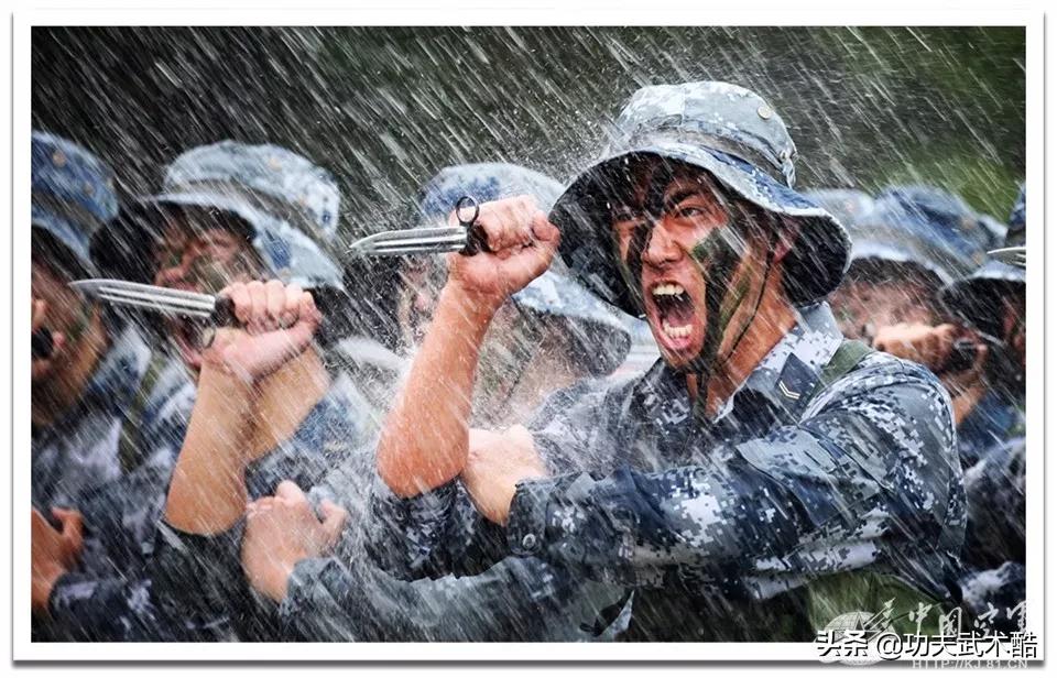 兵哥教你*首匕**格斗术（可用防身笔代替），招式简洁，刀刀击要害