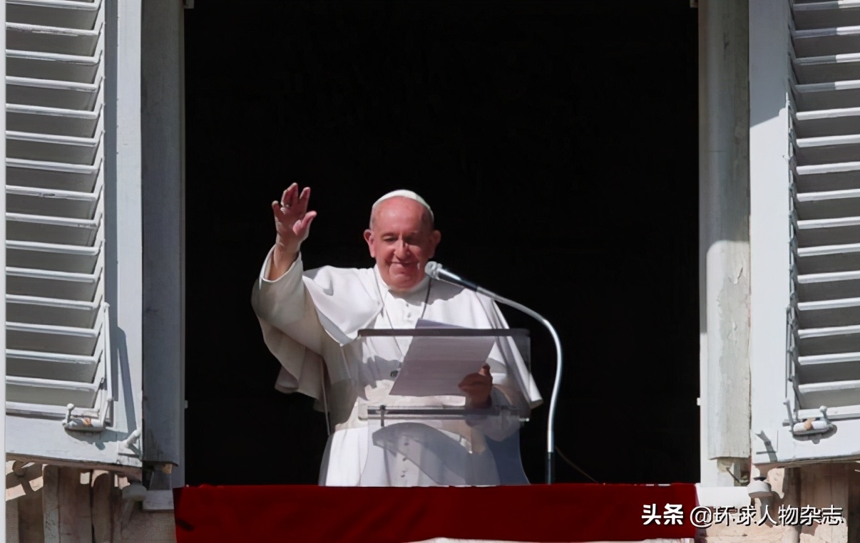 美首位黑人红衣主教出现!拿着10个博士学位,戳穿特朗普“摆拍”,传奇无人敌