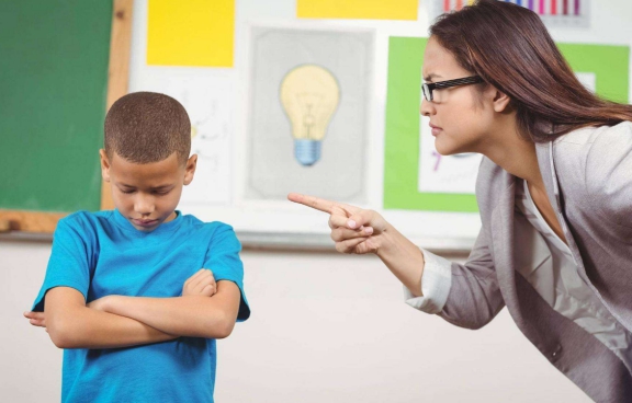 一岁多的小孩太调皮该怎么管教,两岁宝宝不听话可太顽皮怎么教育