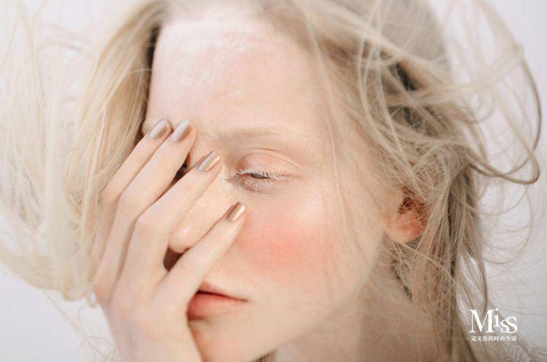 很多品牌推出各种颜色的睫毛膏，却孤零零地躺在专柜里无人问津