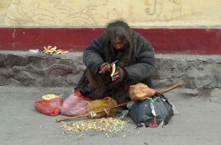 从流浪汉到百万富翁；用笤帚疙瘩“扫”出了150万元。