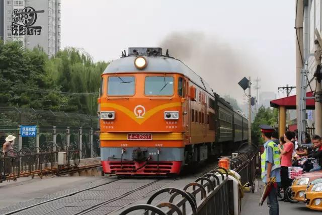 火车来了行人车辆请注意安全,行人车辆请注意火车就要来了