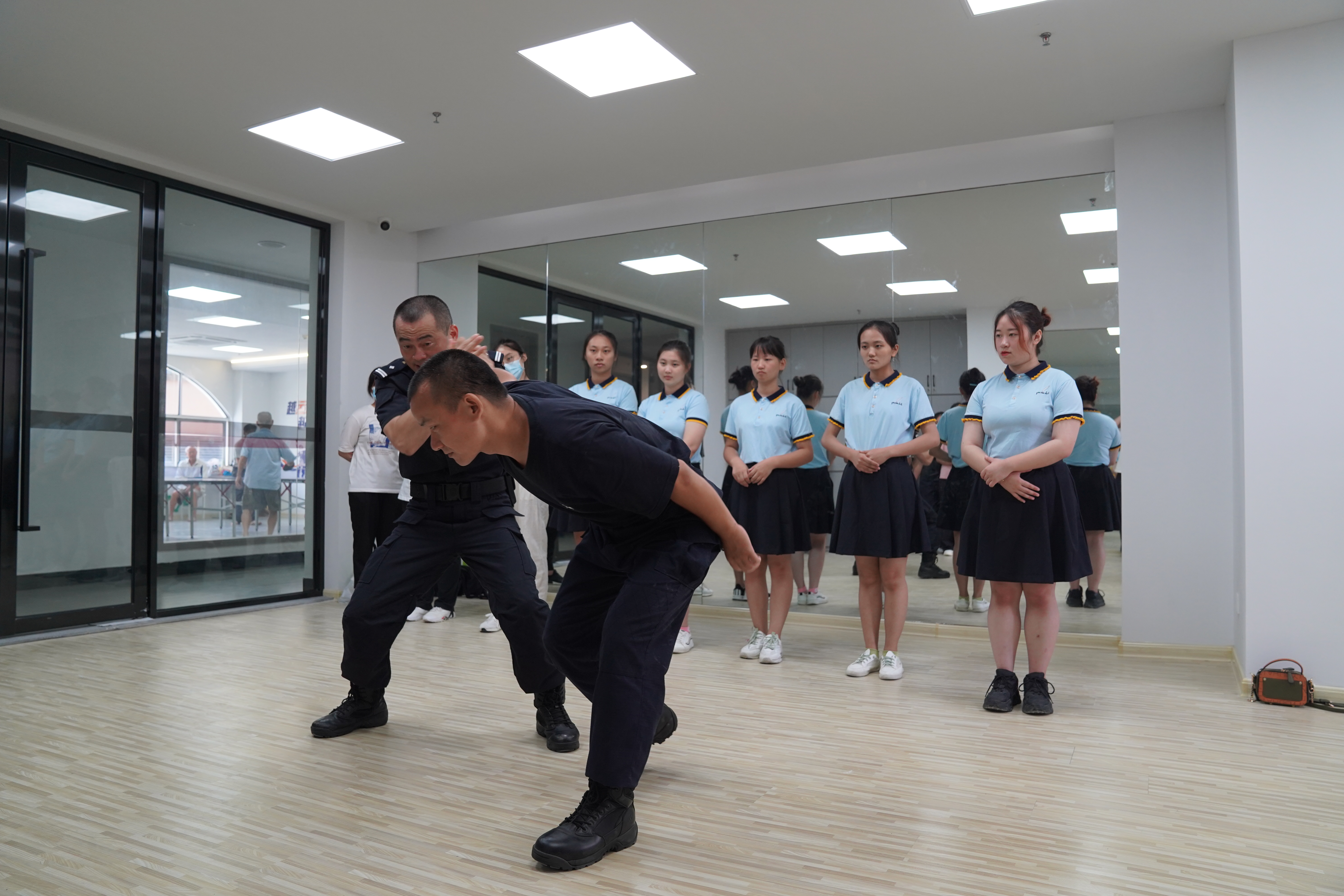 阔口社区“*党**建+”邻里中心，荔警蜀黍教你女子防身术！