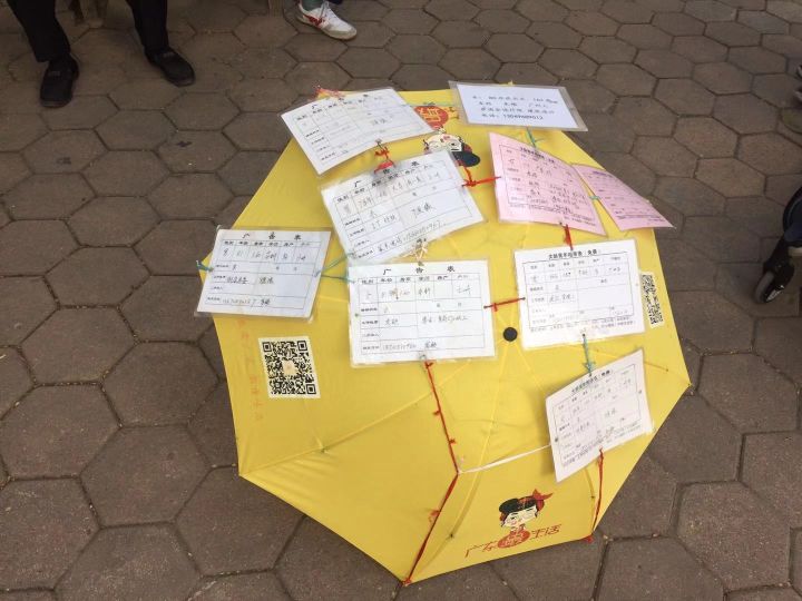 在相亲角逛了一圈，我们差点脱不开身