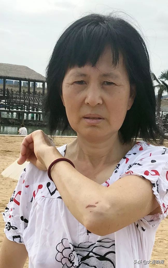 大连大哥海边救人,硬核大姐6秒钟救回落水男童