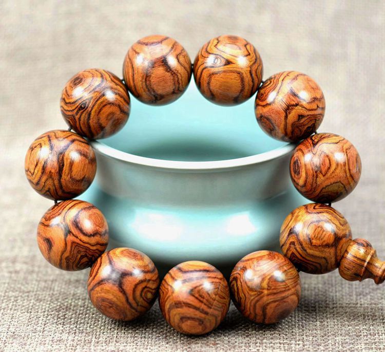 海南黄花梨手串越盘越红吗,黄花梨手串值钱吗