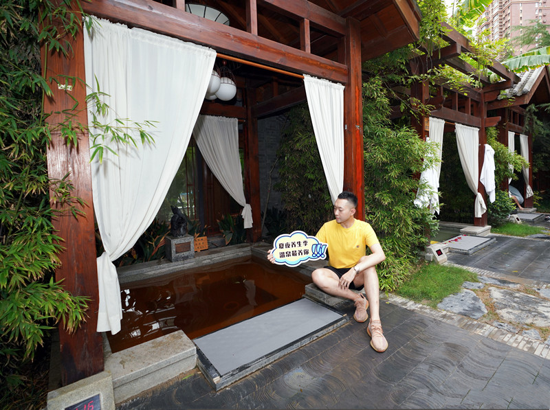 萌娃温泉玩水,灞业3000米温泉带娃攻略