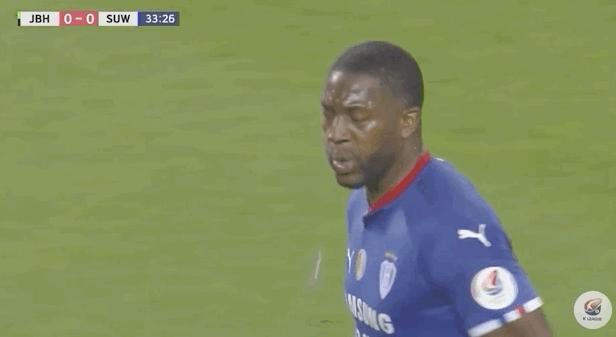 韩国足球搞笑一幕！不能握手庆祝，于是他们“发明”另类击掌