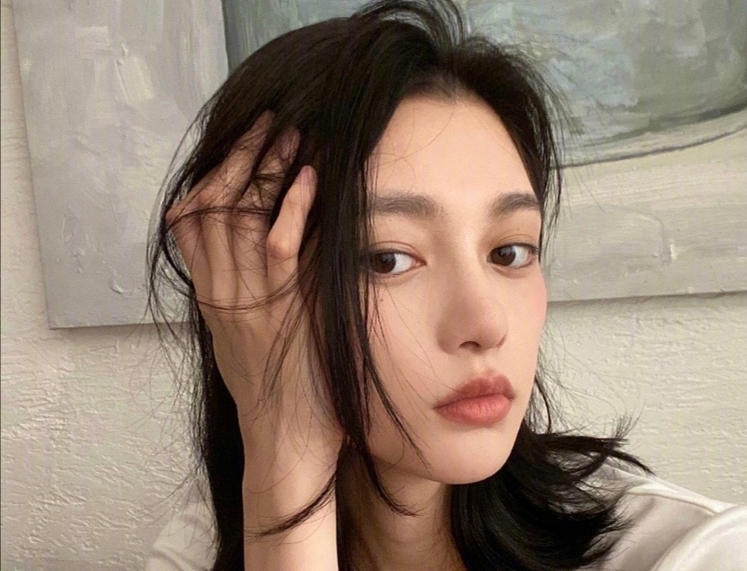 头发自然干好还是用吹风机吹干好,头发自然干还是吹干好看