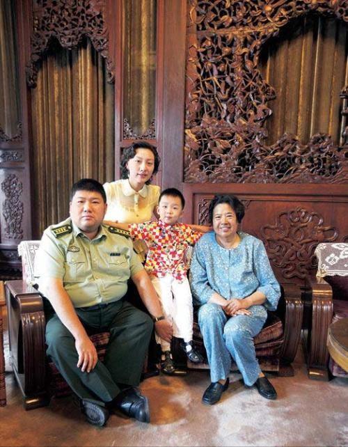 邵华和儿媳刘滨珍贵合影,婆媳其乐融融,邵华非常疼爱儿媳刘滨