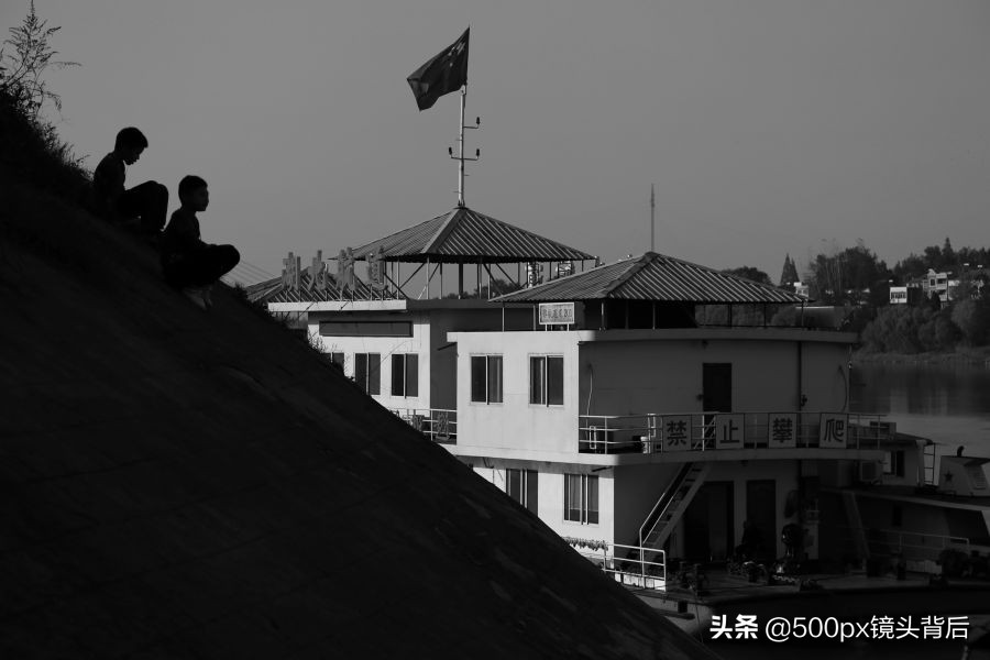 襄河人家令人神往：养几只土鸡、猫狗和一些花草…何等美好的生活