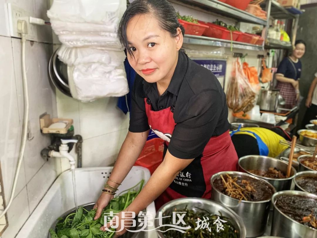 在民德路开了16年的水煮店,花甲肉腰子鸡脚都是心头好|城食19