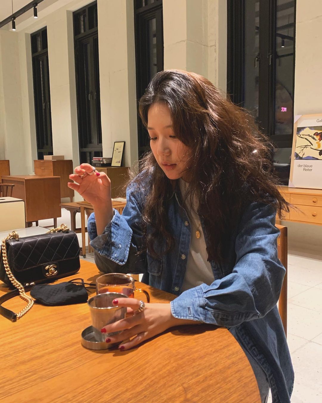 教你一招让头发又蓬松又好看,如何让自己的头发蓬松显脸小