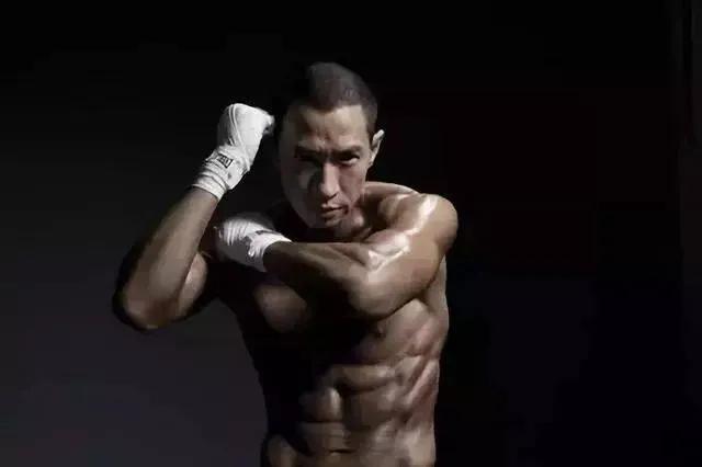 同样是肌肉男，为什么彭于晏比不上张家辉？两招教你辨别真肌肉！