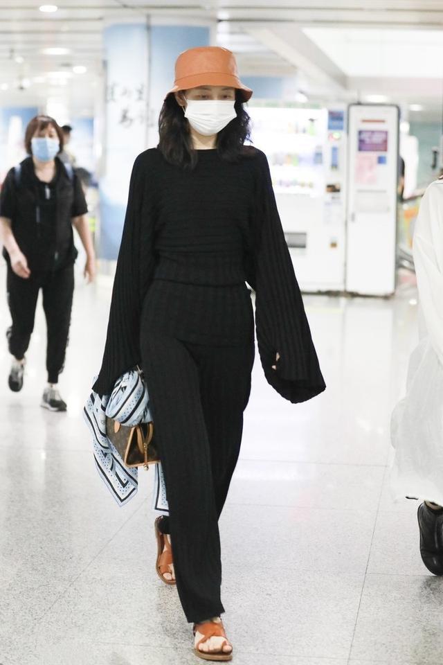 王鸥机场高腰裤,王鸥穿白色连体裤给人感觉如何