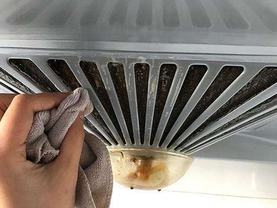 油烟机用久里面的油怎么去掉,油烟机用久了生锈了怎么清洗