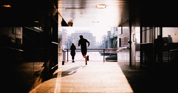 撞见杀人现场报警,撞见一个男人拍照报警