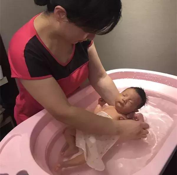 42天月嫂费用标准是多少呢,到底是请普通月嫂还是请金牌月嫂