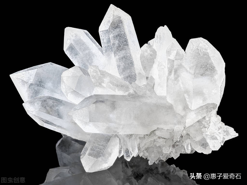 疆内观赏石,高价成交顶级带洞奇石