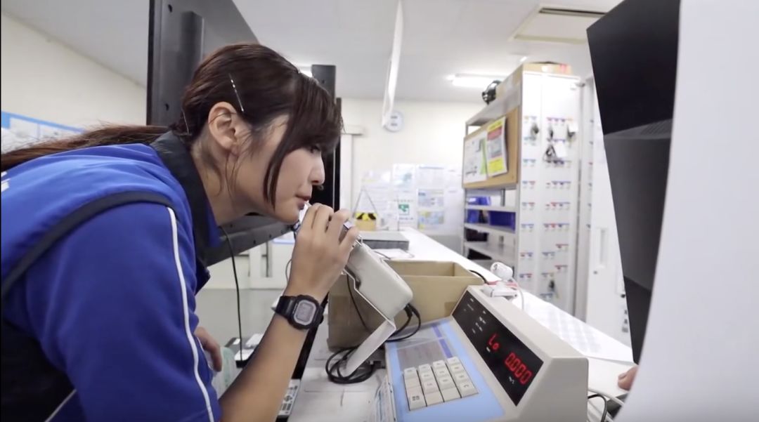 日本快递女员工,真实的日本女快递员