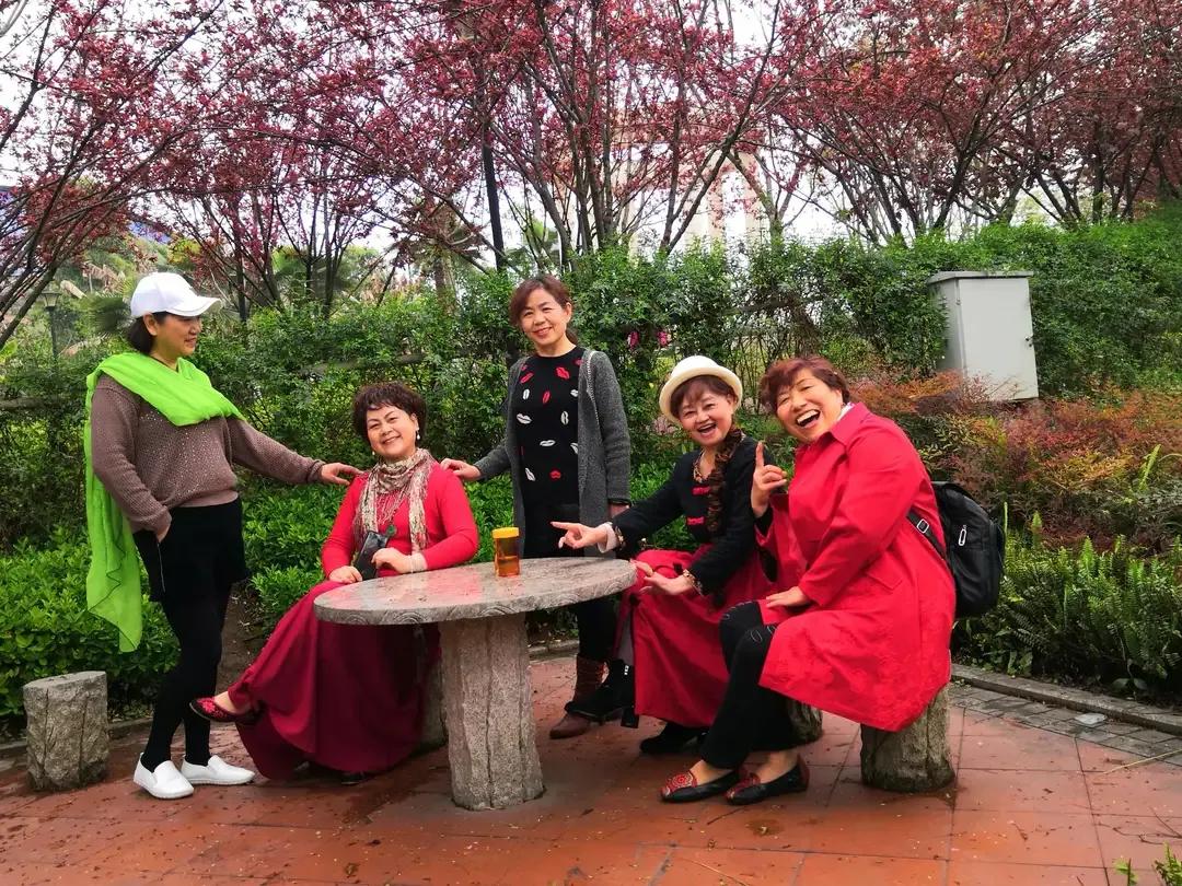 春游和姐妹踏青,春游踏青姐妹拍照